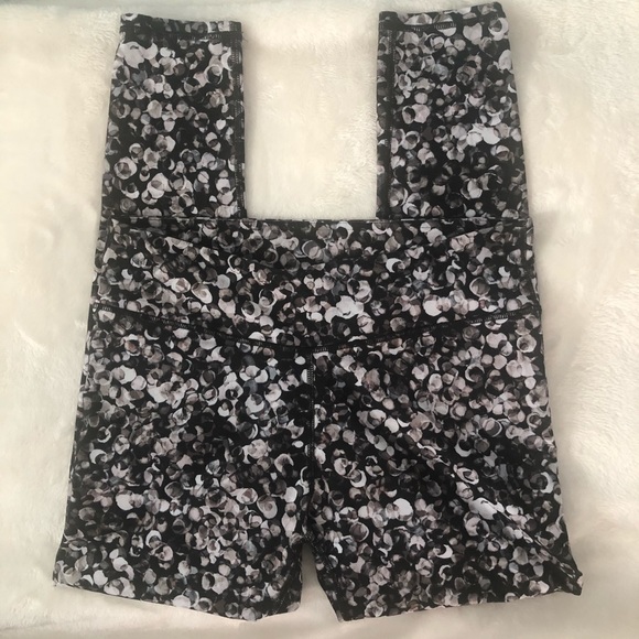 Fabletics mid-rise printed power hold leggings. - Picture 3 of 6